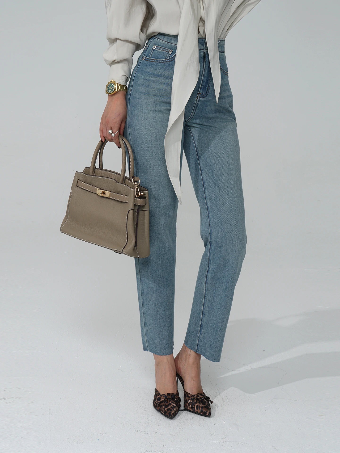 

Джинсы-бодикон Akimbo в корейском стиле, светло-голубые, с необработанным краем, прямые, длиной до щиколотки, женские, из хлопкового денима