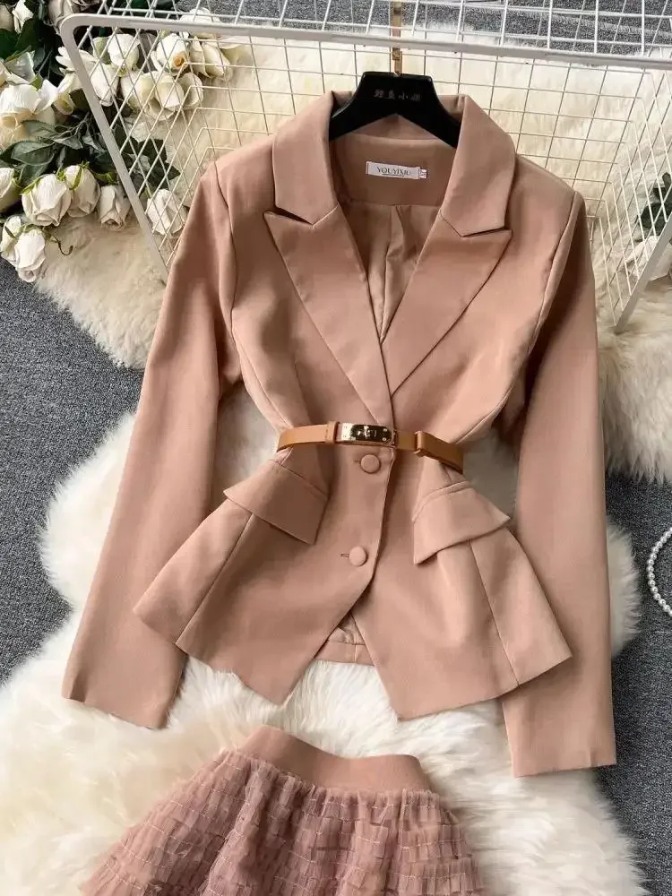 Pop 2024 Set di abiti firmati di moda da donna con intaglio giacca kaki con cintura giacca cappotto + gonna midi in tulle a rete con torta abiti a due pezzi