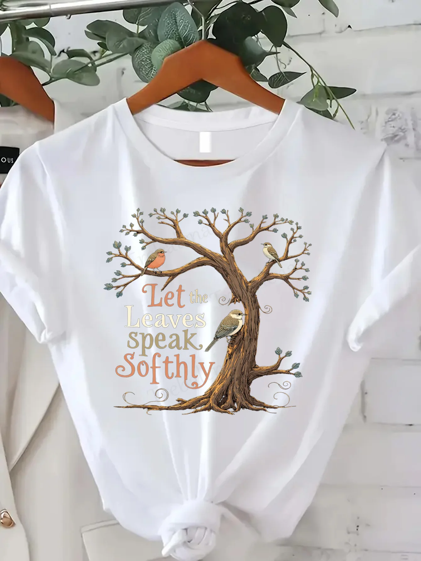 

Удобная женская футболка с принтом «Nature's Whisper: женская футболка Soft Leaf Speak»