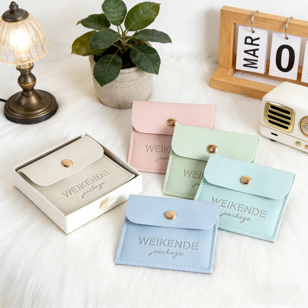 

Оптовая продажа: 50 шт. кожаных подарочных мешочков-конвертов 8x8 см из ПУ кожи с индивидуальным логотипом для ювелирных изделий, ожерелий и серег, с золотой кнопкой