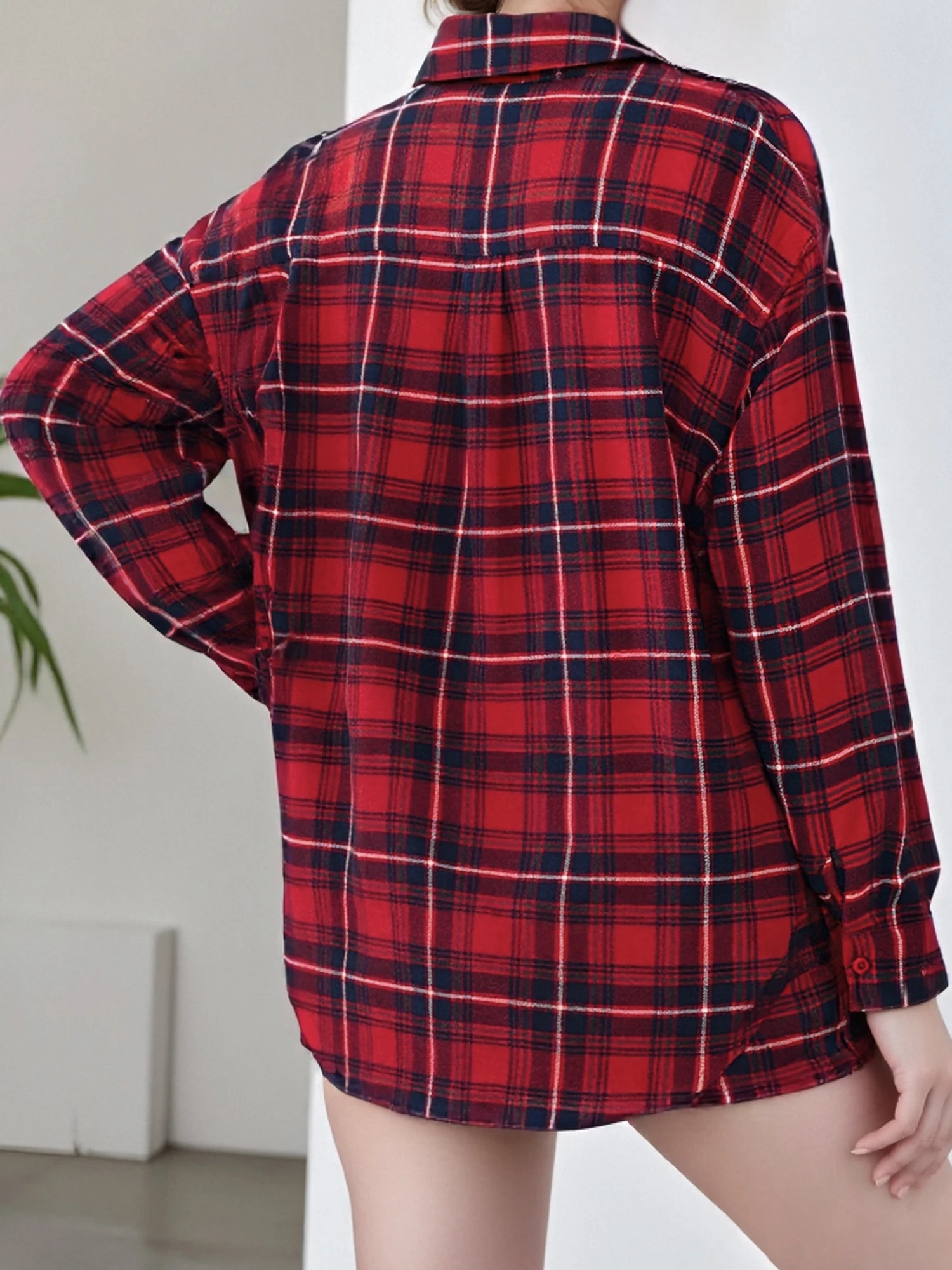 女性の格子縞の長袖ボタンダウンシャツと伸縮性ウエストショーツセットでスタイリッシュな秋の服装を演出します。