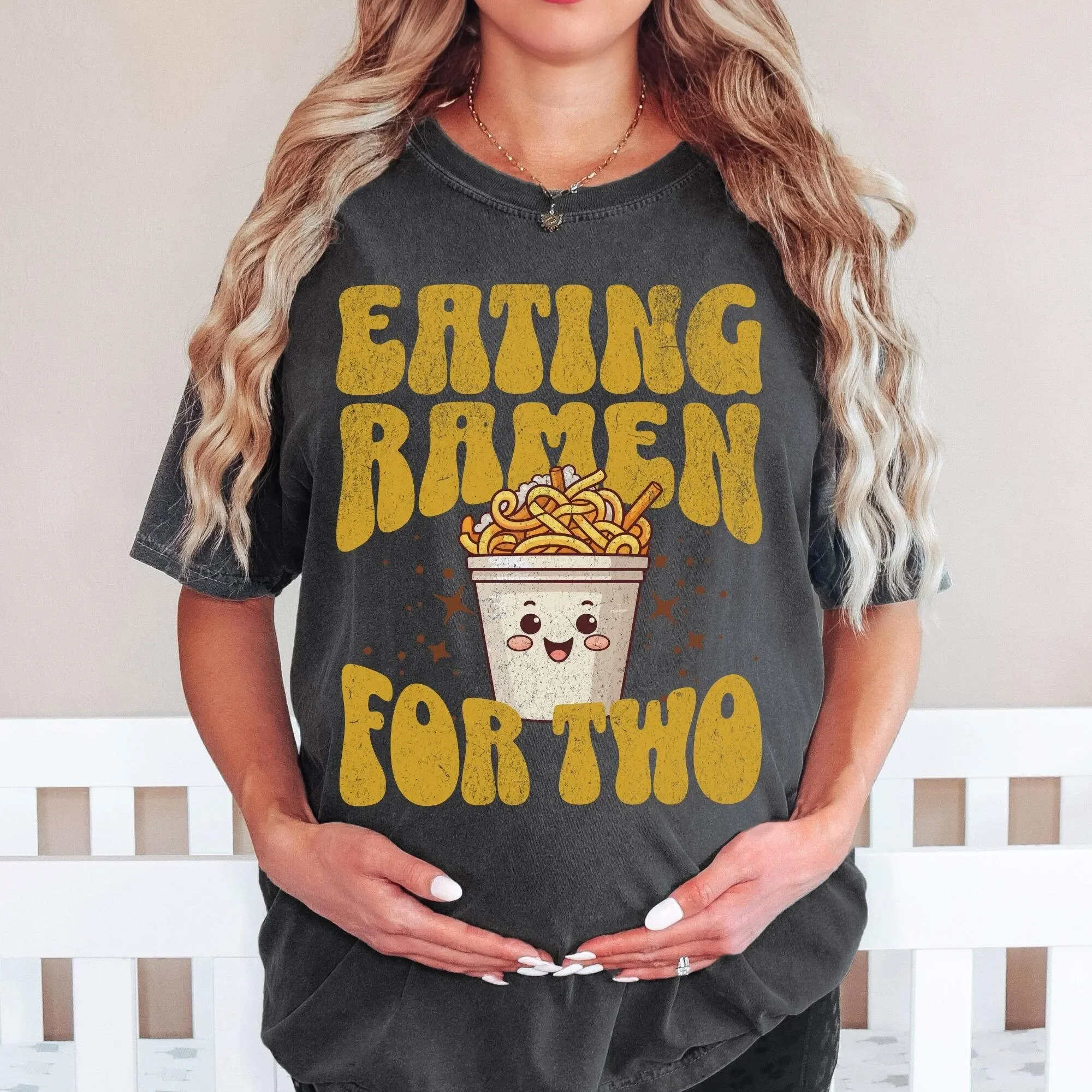 Camiseta para anunciar la embarazo con la frase "Comiendo ramen para dos", para amantes de la comida, bebés y maternidad