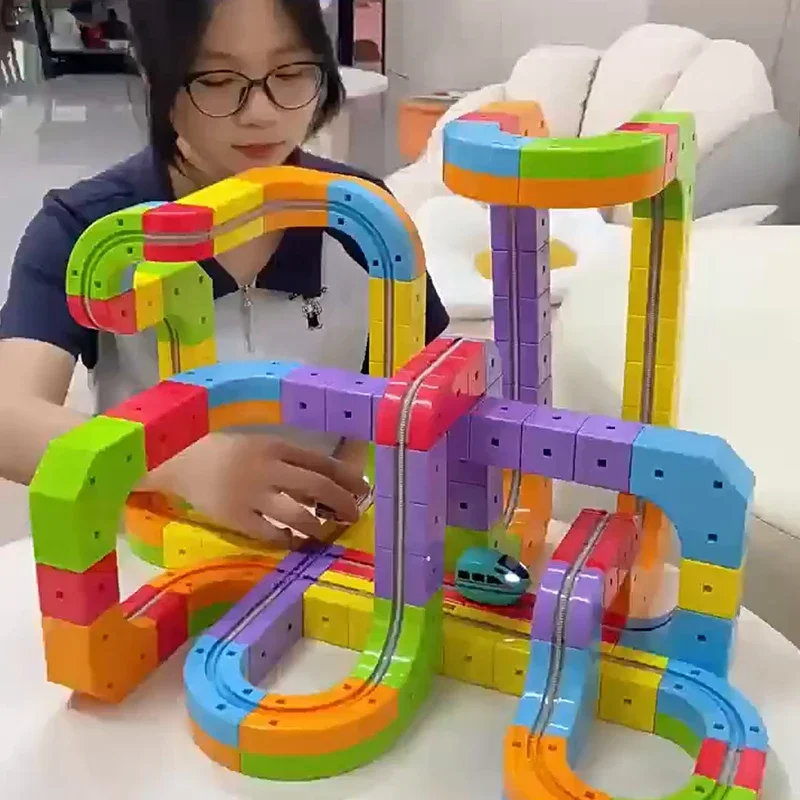 Montagem de trem ferroviário mágico conjunto quebra-cabeça brinquedo pai criança interativo crianças brinquedo não controle remoto trem ferroviário presente natal