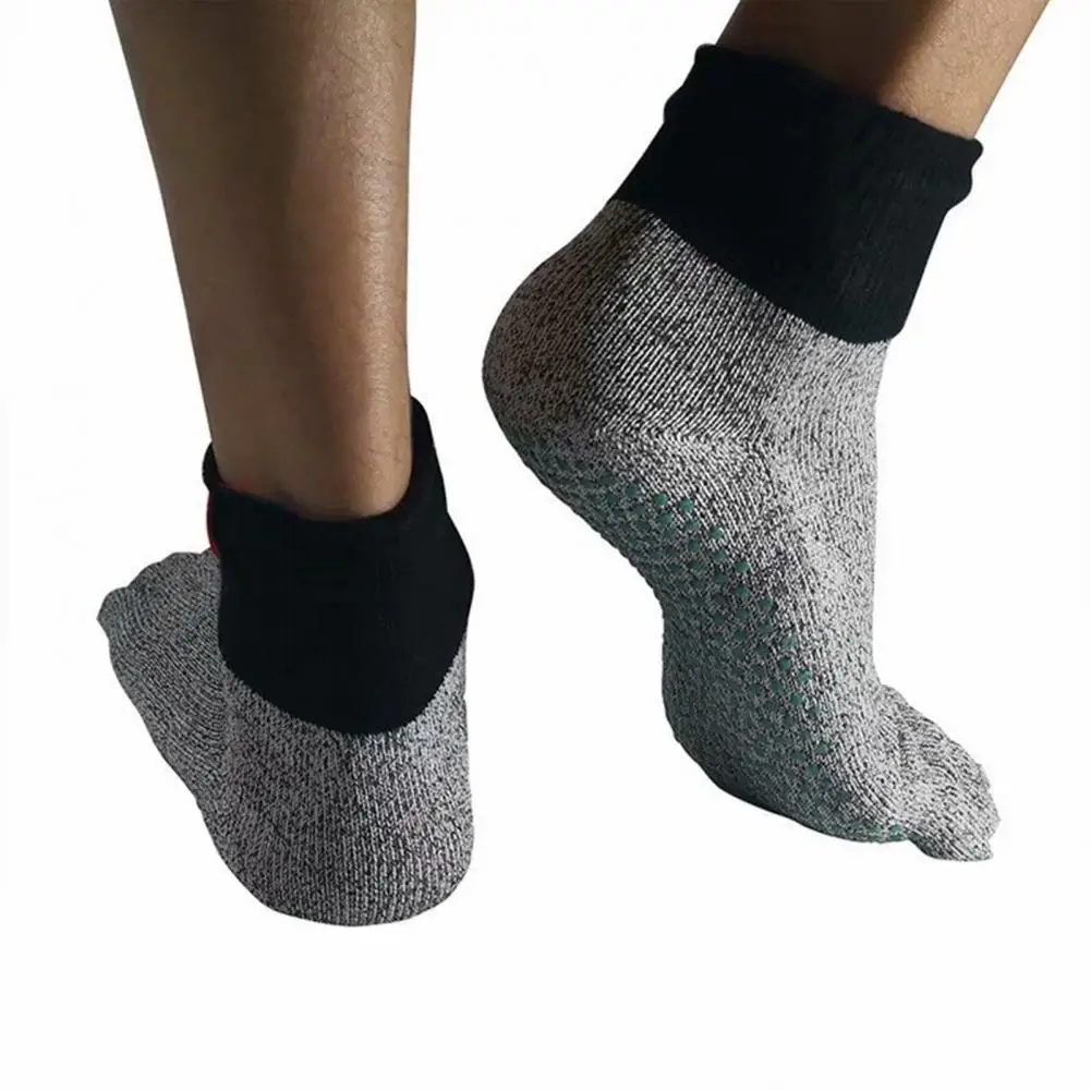 Barefoot Socks Grounding Socks for Outdoor Activities Cut-resistant Five Toes Socks with Non-slip Gripper for Men