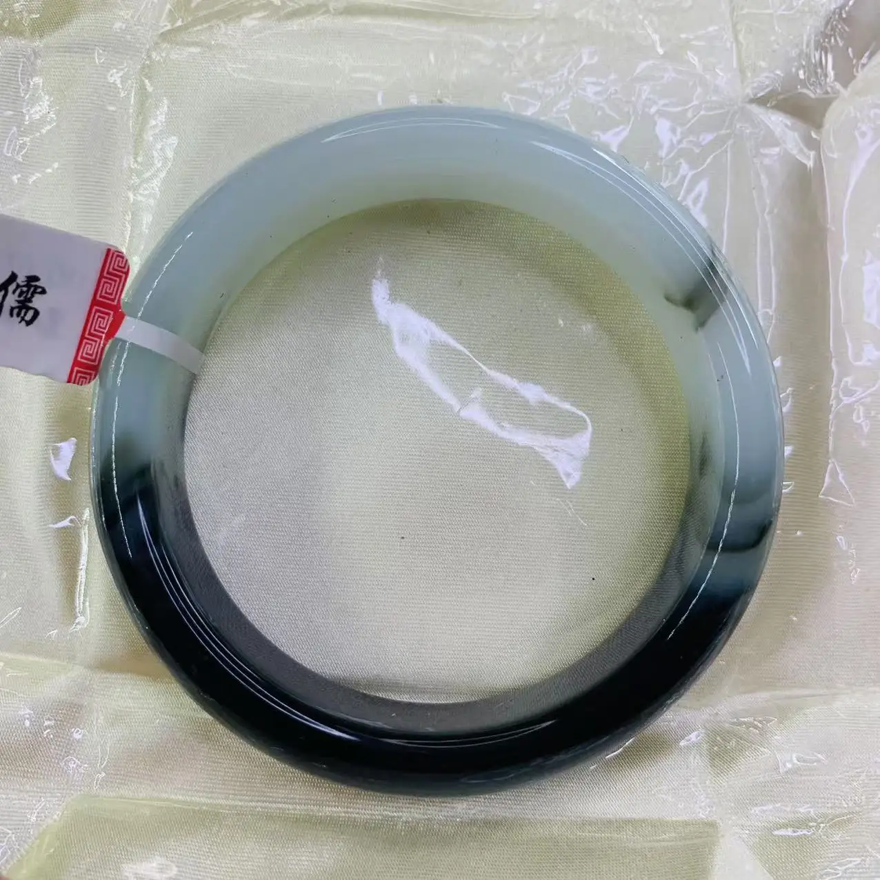 

Физическая стрельба из браслета из натурального жадеита двух цветов, размер 59мм.