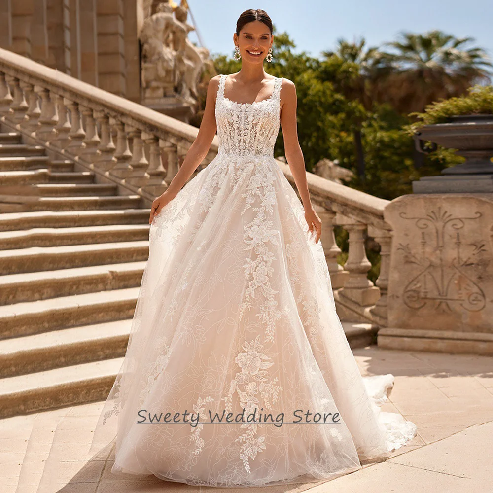 Brautkleid mit transparentem, maßgeschneidertem, eckigem Ausschnitt, ärmellos, mit Spitzenapplikation, Reißverschluss hinten, Schleppe, A-Linie