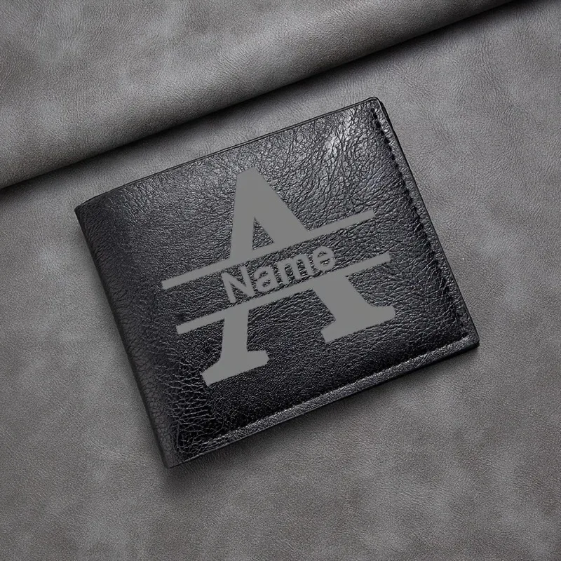 محفظة رجالية من جلد البولي يوريثان تحمل اسمًا مخصصًا مع هدية أولية للزوج والصديق والأب والابن وأعياد الميلاد وعيد الأب