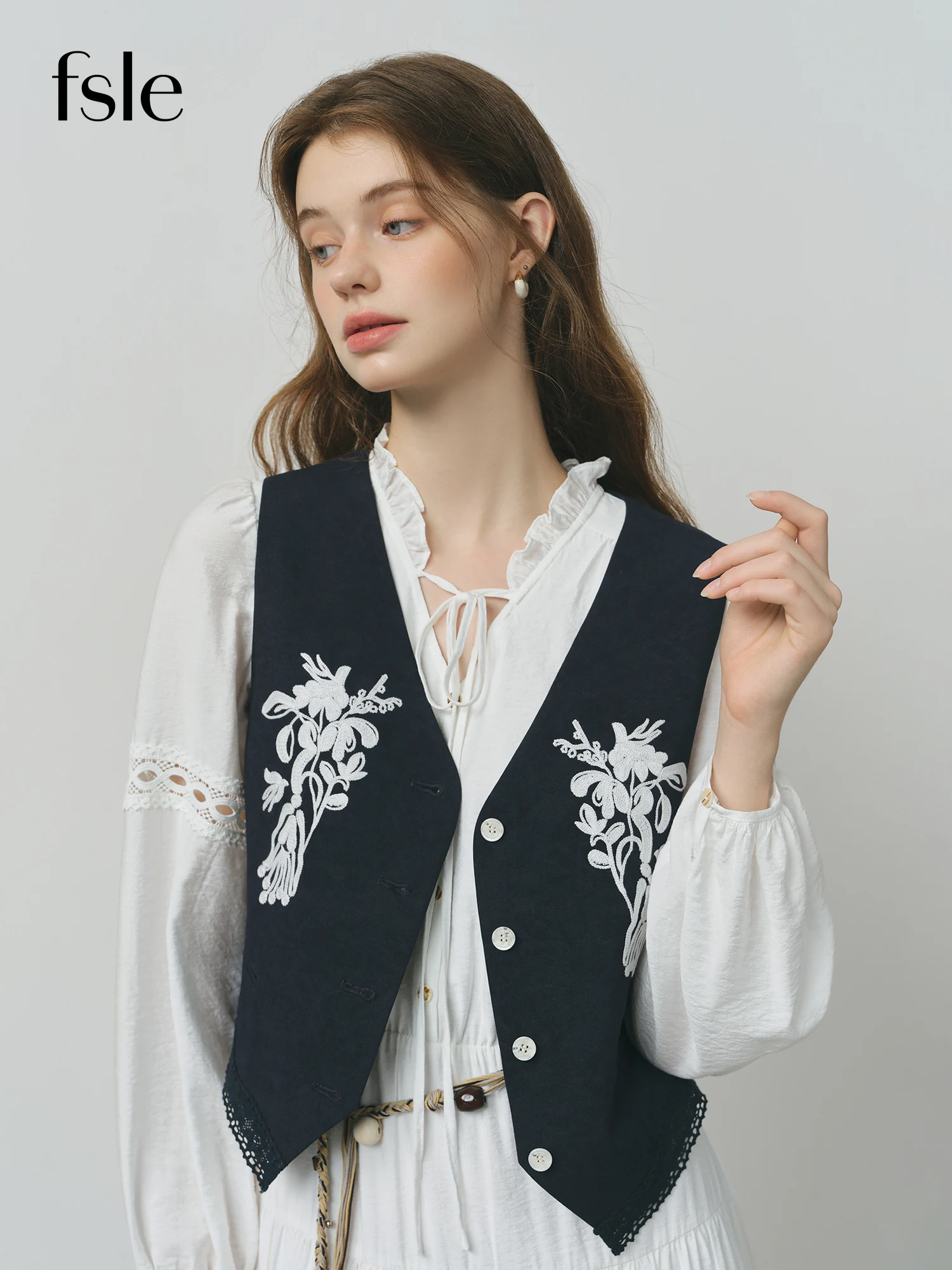 

FSLE 2025 New Women French Vintage Embroidered Waistcoat Floral Trim Vest Elegant Cottagecore Style Lightweight Cropped Chic Top