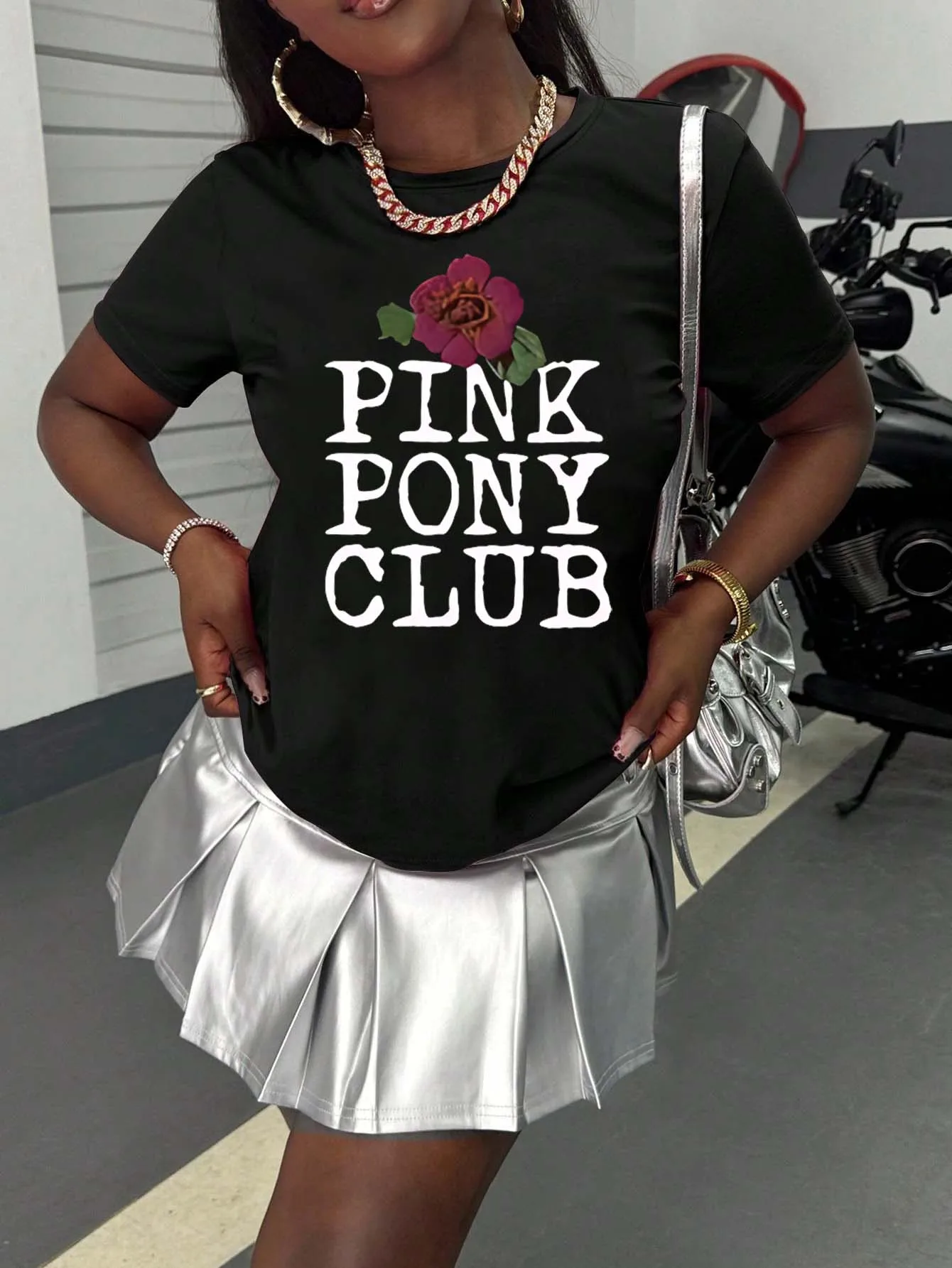 

Футболка больших размеров с рисунком PINK PONY CLUB и цветочным акцентом для модного и элегантного стиля