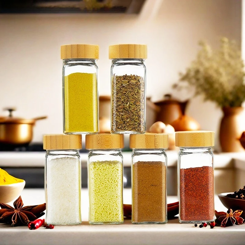 

Набор из 12 баночек для специй с деревянными или стальными крышками, включая минималистичные этикетки-наклейки и складную воронку.