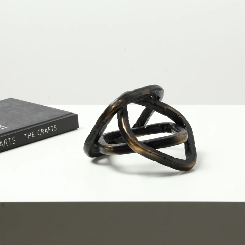 Vintage light luxury twisted metal knot ornament for model rooms, villas, living rooms, bookshelves, and home decor