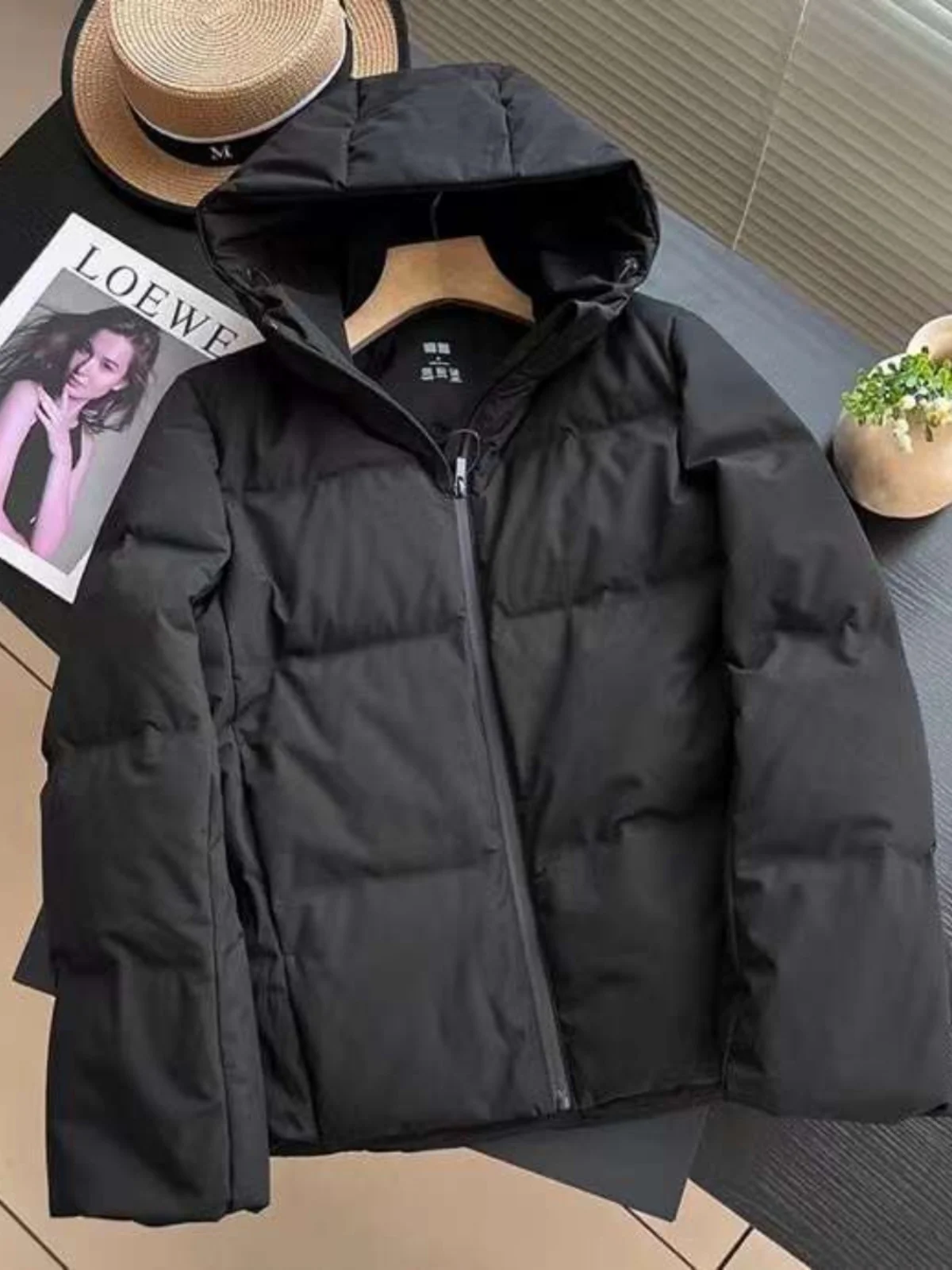 Zimowa damska kurtka puchowa z kapturem, ocieplana, biała, z puchu, prosta, do pracy, elegancka.