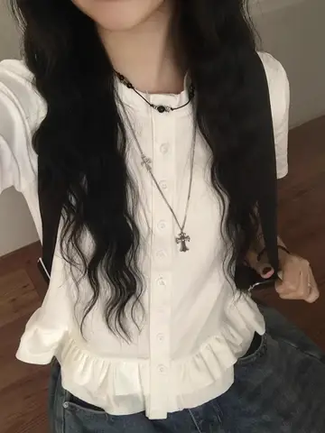 Kumikumi Ruffle Hem Splice 라운드 넥 반소매 티셔츠 여성 여름 안티 에이징 싱글 버튼 슬리밍 화이트 탑