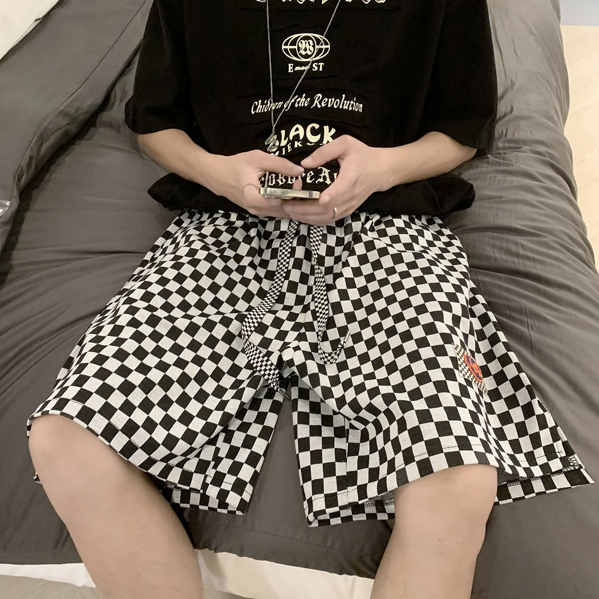 

Летние тонкие мужские брюки в американском стиле High Street с узором в виде шашек, свободного кроя, длиной до колена, повседневные, модные и стильные.