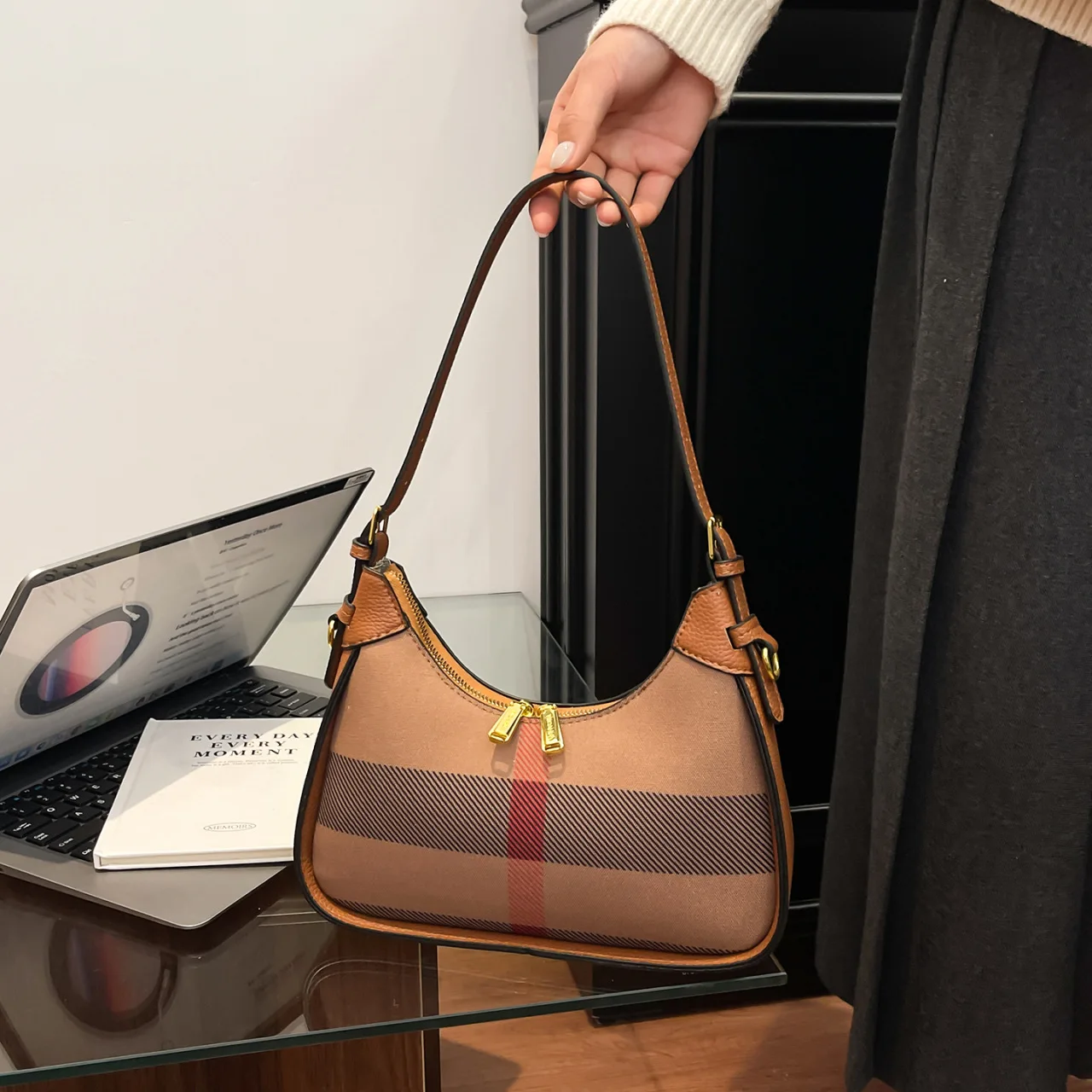 

2025 All Season Tote Bag, Luxe Shoulder Purse for Women, Versatile Commuter Crossbody, Minimalist Day to Night Bag, Textured