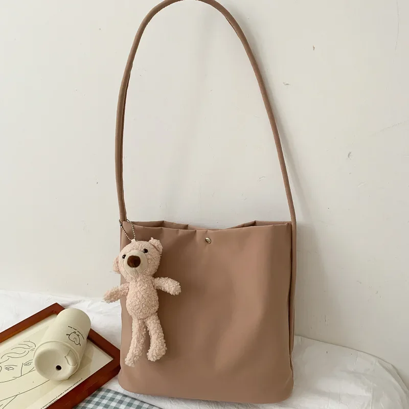 Bolso de mano de lona con colgante de oso para mujer, bolso de hombro de poliéster, Color sólido, moda Popular, nuevo