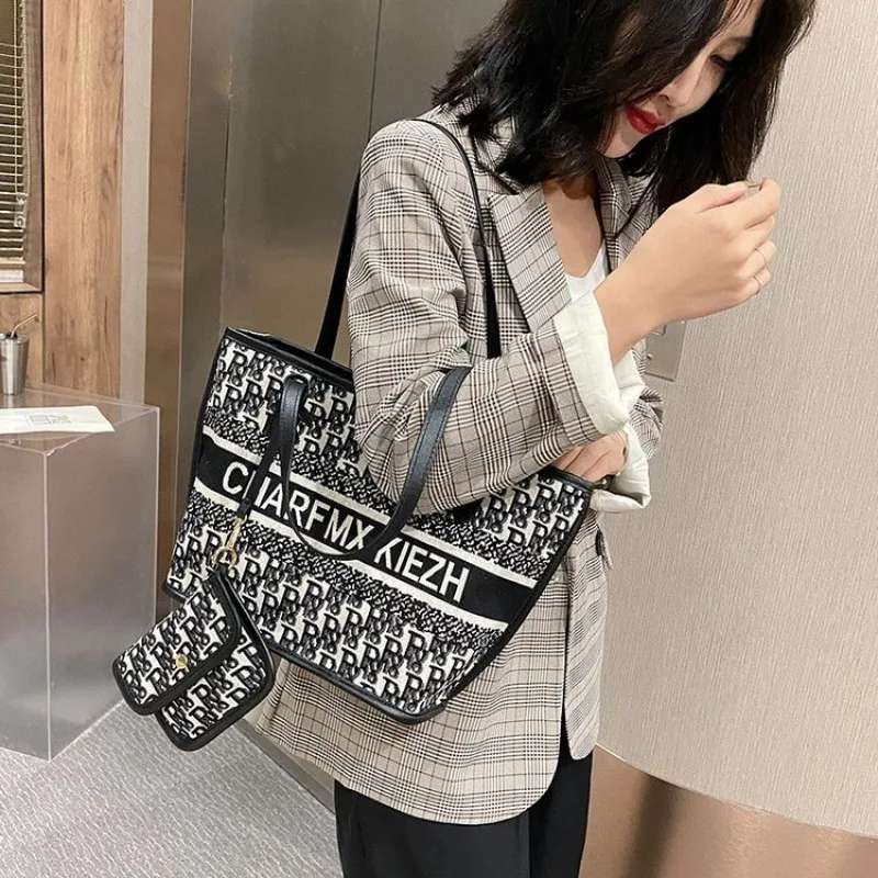 

Женская минималистичная сумка через плечо с премиальной отделкой для предметов первой необходимости и личных предметов. Шикарная практичная.