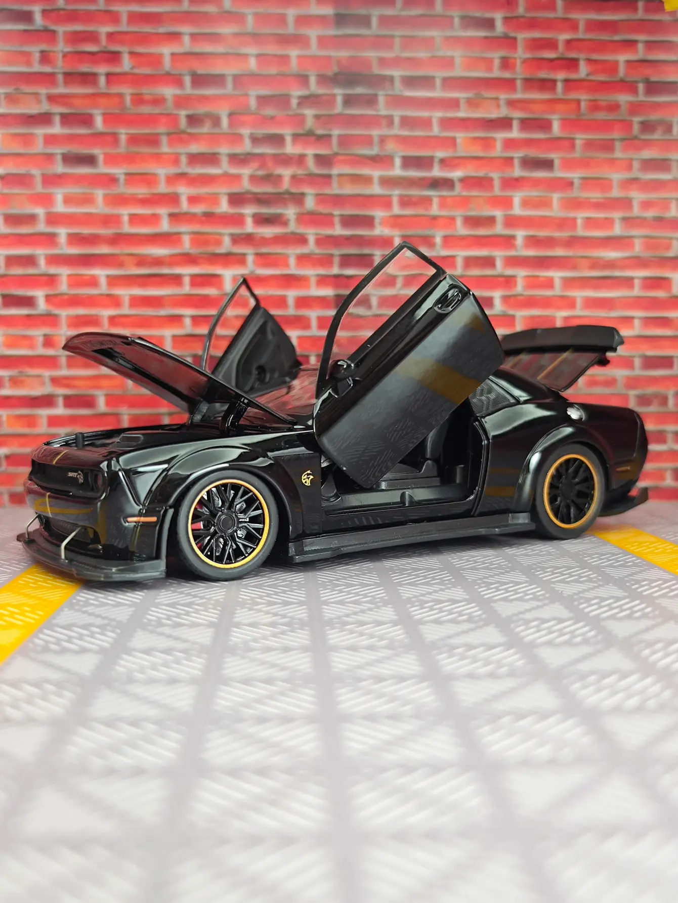 1:32 Dodge Hellcat SRT puertas de modelo de coche de aleación y capó de motor, el maletero se puede abrir como regalo de cumpleaños para amigos
