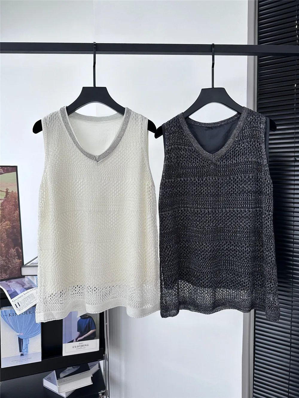 

25 Summer Women's New Heavy Industry V-neck Hollow Hook Flower Fake Two Piece Sleeveless Knitted Tank Top