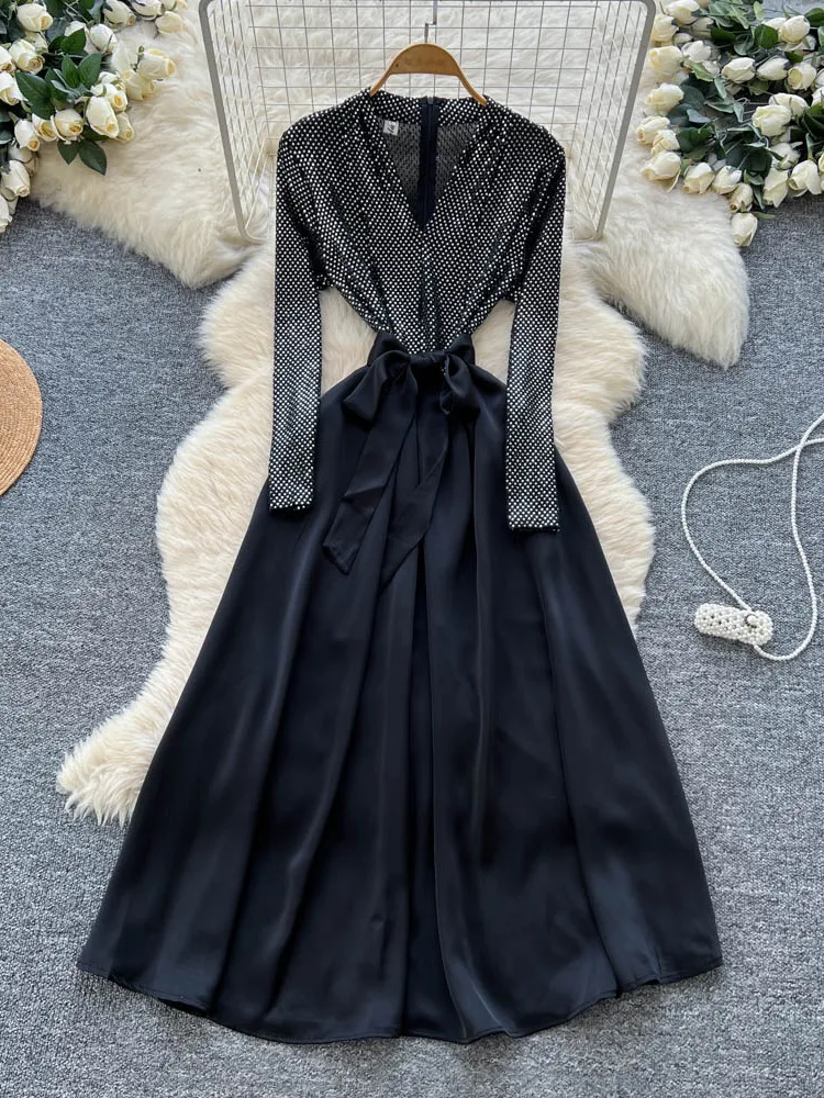 Vestido Longo E de Seda Satin com Decote em V Cruzado, Lantejoulas Brilhantes, Mangas Longas, Cinto que Ajusta a Cintu...