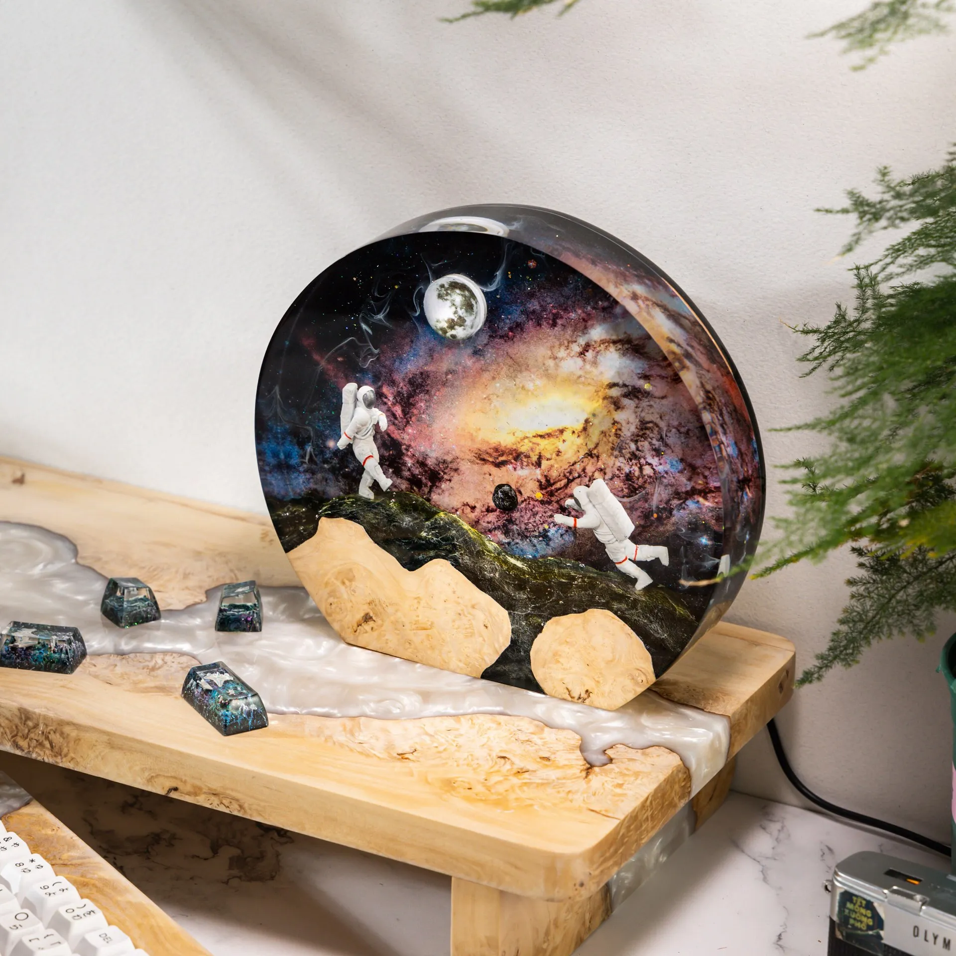 Lampa żywiczna z motywem wszechświata, kreatywna lampka nocna, astronauta w kosmosie, dekoracja krajobrazu, kolorowa lampka stołowa, ładowanie USB
