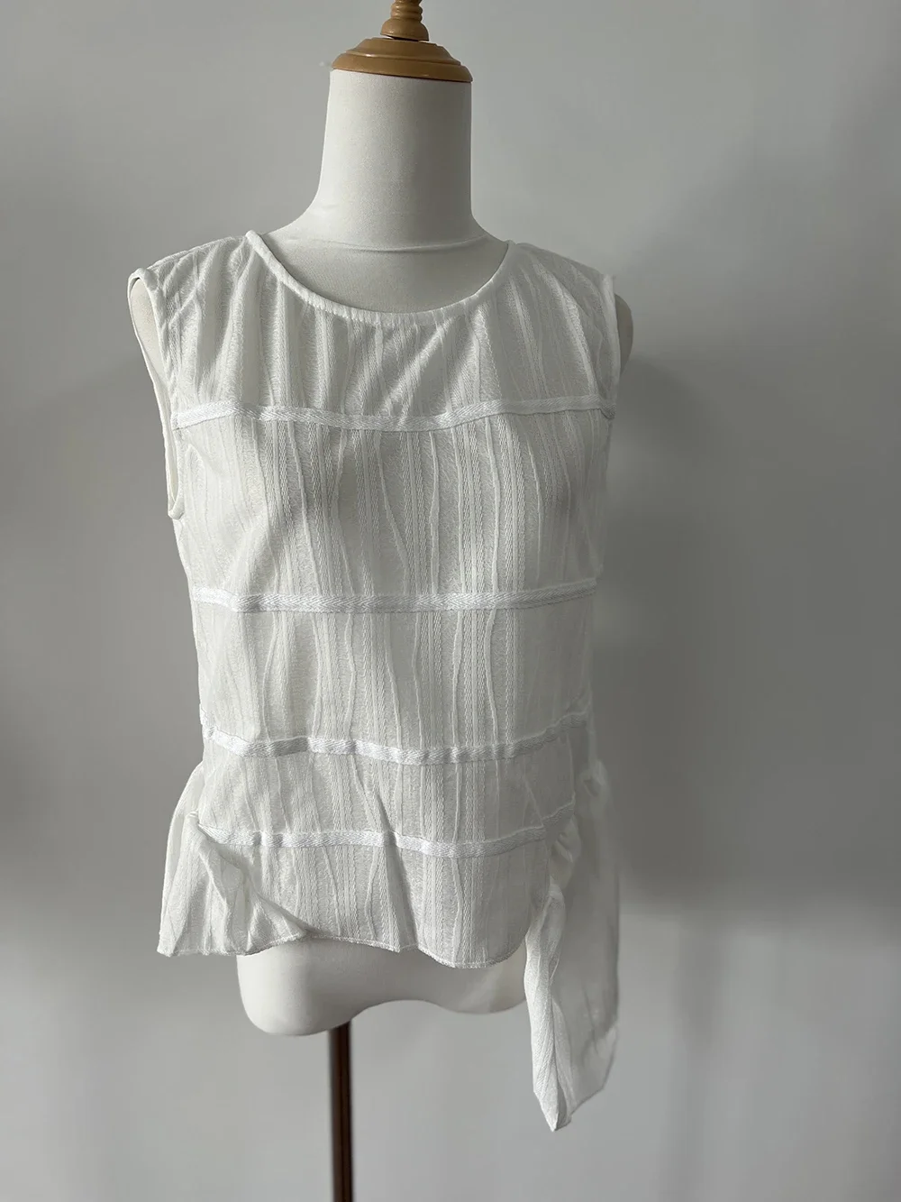 Camicie bianche corte da pendolarismo chic francesi Top da donna Estate Nuovo fiocco irregolare con lacci Camicette senza maniche dimagranti Abbigliamento donna