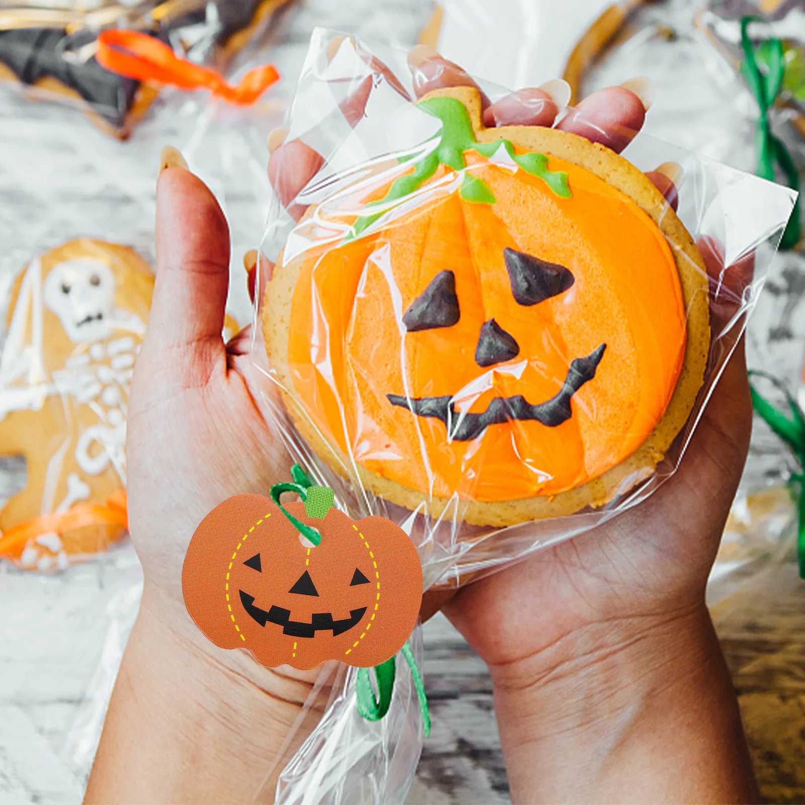 

100Pcs Pumpkin Hanging Paper Tags Decorative Halloween Label Gift Tags Pumpkin Design Party Favor Supplies Halloween Ornaments