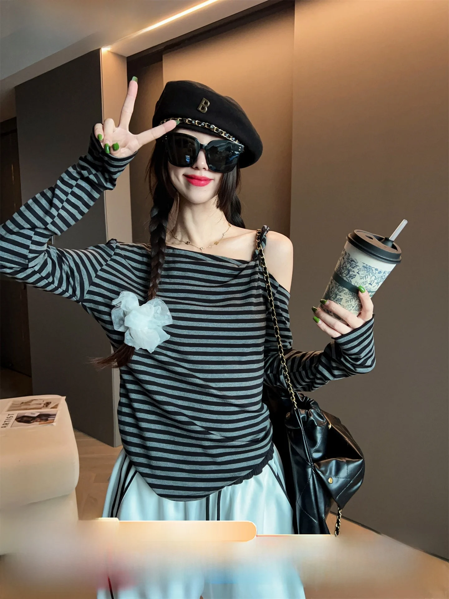 

Модная женская футболка с открытыми плечами и длинным рукавом, новинка ранней осени 2025 года, свободный повседневный универсальный топ из хлопка с принтом бабочки.