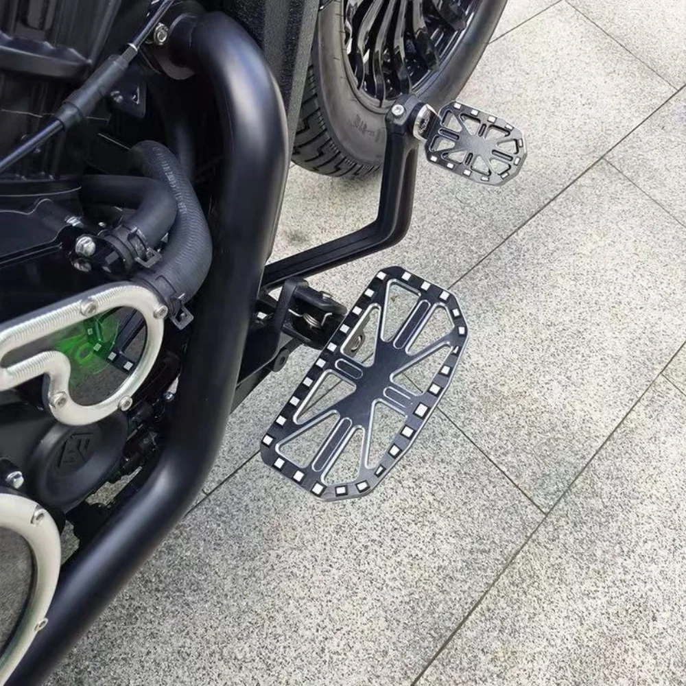 For Benda Darkflag 500/Chinchilla 500, after installing the accessories, the footrest has been enlarged and can be folded.