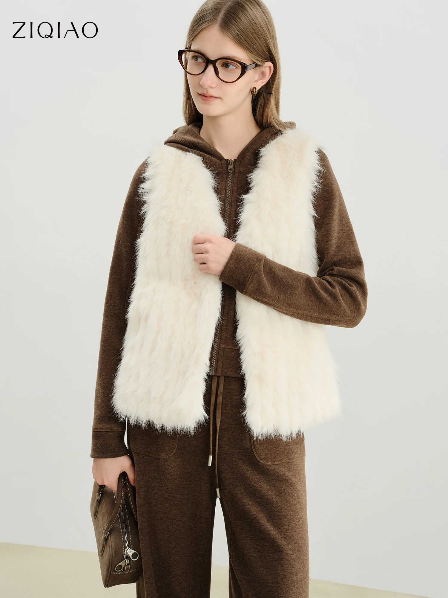 

ZIQIAO жилет из искусственного меха, женские пальто без рукавов с v-образным вырезом, однотонная верхняя одежда, новинка 2025 года, цельный меховой жилет из искусственного лисьего меха, куртка для отдыха