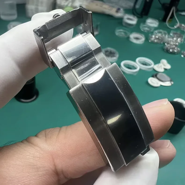 

42mm white yacht specific watch buckle