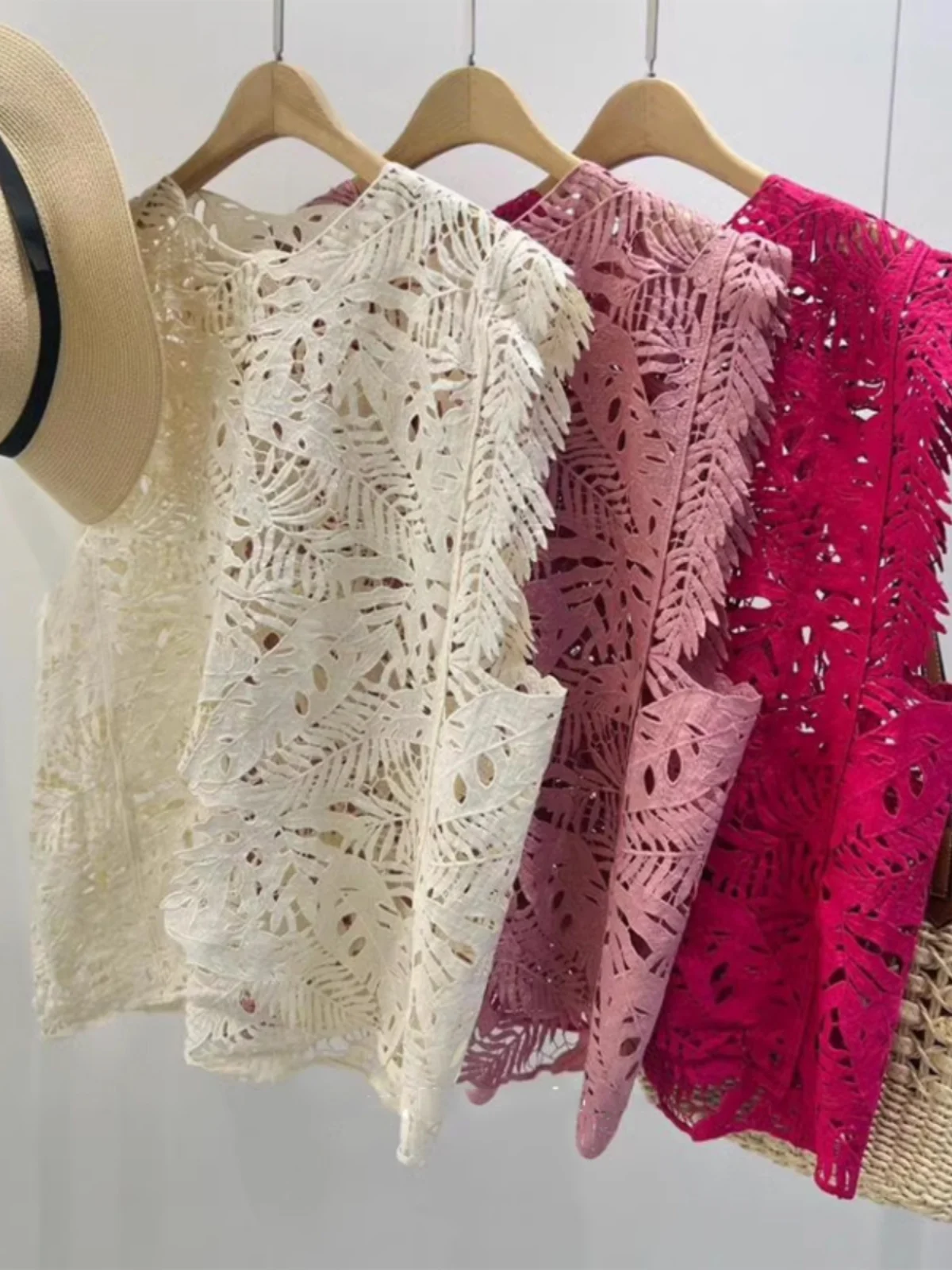 

Новинка лета 2026: Женский кружевной топ с вырезами и крючковой отделкой, оригинальный дизайн, майка-жилет, однотонный, с круглым вырезом