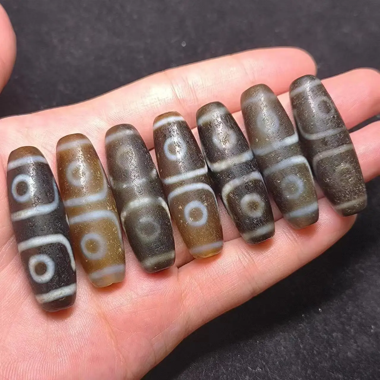 

100pcs/lot Natural three-eye pattern old agate dzi wholesale Weathering lines Rare breeds Antique feel amulet Ethnic style taki