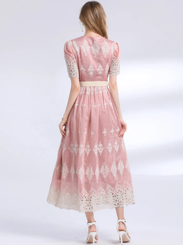 Elegancka sukienka maxi z dekoltem w serek i krótkim rękawem, dopasowana, damska, luksusowa, koronkowa, haftowana, z wycięciami, w stylu vintage, INKEO 5D203, lato 2025.