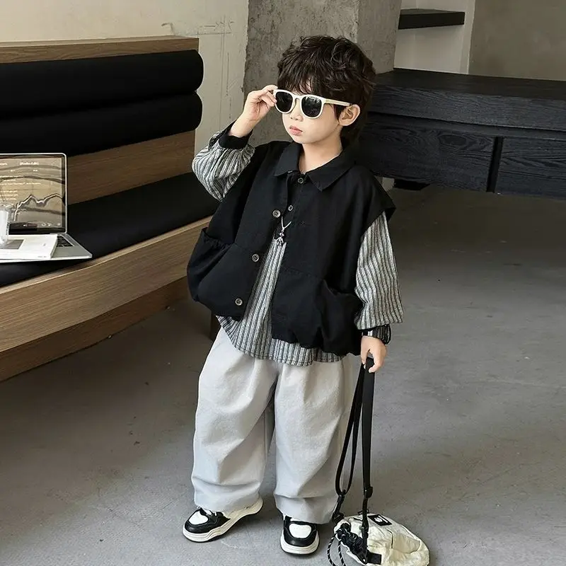 

Осенне-зимний модный комплект для мальчиков: жилет, полосатая рубашка с капюшоном и свободные брюки, повседневный костюм из 3 предметов, стильный набор одежды для детей