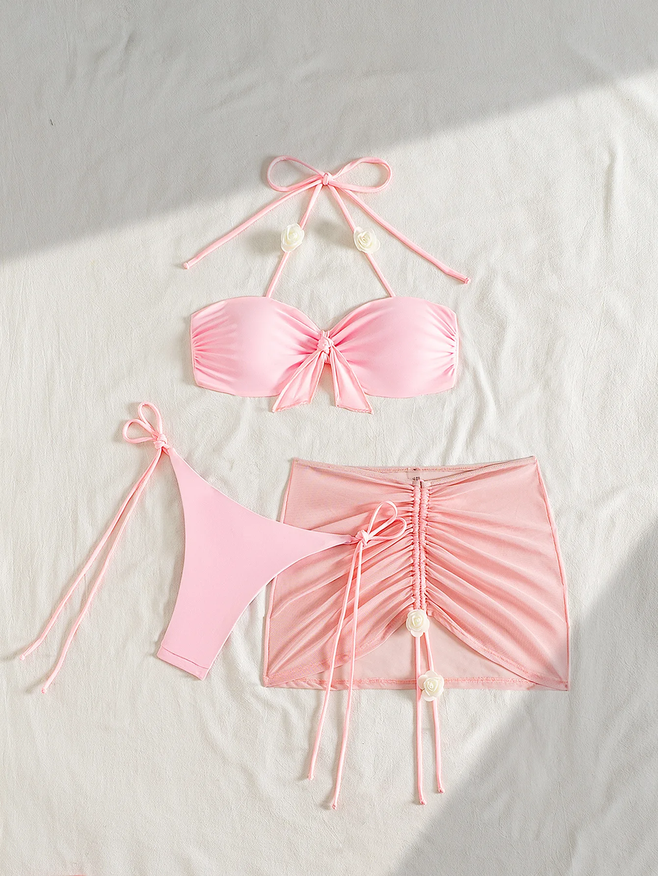 ชุดบิกินี่ 3 ชิ้น ลายดอกไม้ 3 มิติ สีชมพู พร้อมกระโปรงตาข่ายผูกเชือก ชุดว่ายน้ำ ชุดชายหาด บิกินี่ แทนกินี่