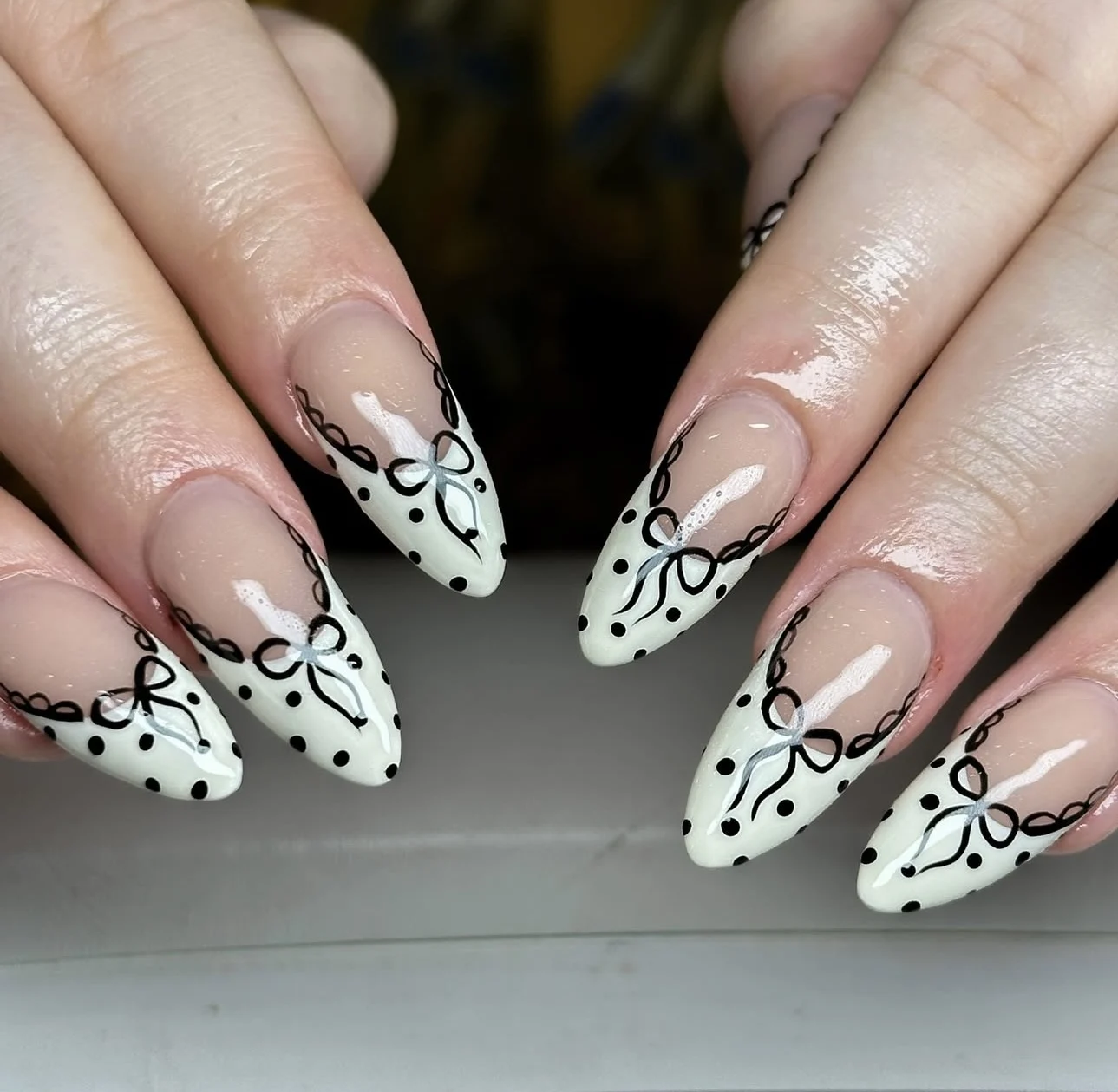 24-teiliges Set „Upgrade Your Look With White French Bow“ mit Punkten-Design, 1 Nagelfeile und 1 Nagelkleber-Aufkleber-Set für Nägel