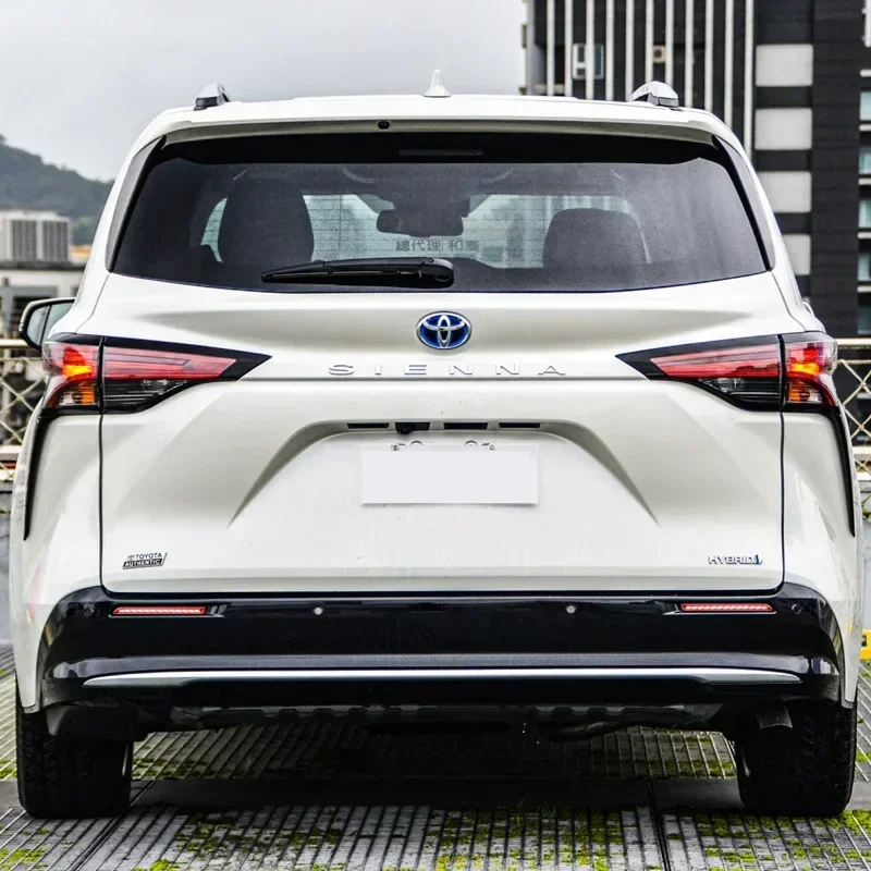 

LED Rear Fog Lamp For Toyota Sienna 2021 2022 Car Bumper Brake Light Reflector 3-in-1 Functions Signal Indicators