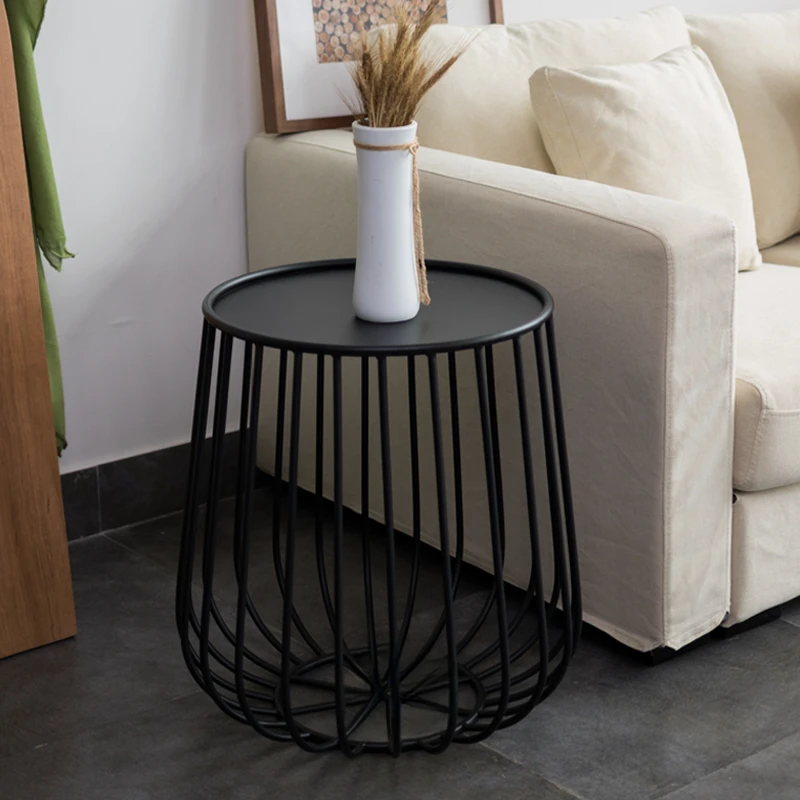 طاولة القهوة الصناعية الاسكندنافية طاولات معدنية مستديرة للمساحات الصغيرة طاولة جانبية حديثة إطار حديد أثاث غرفة المعيشة البسيط