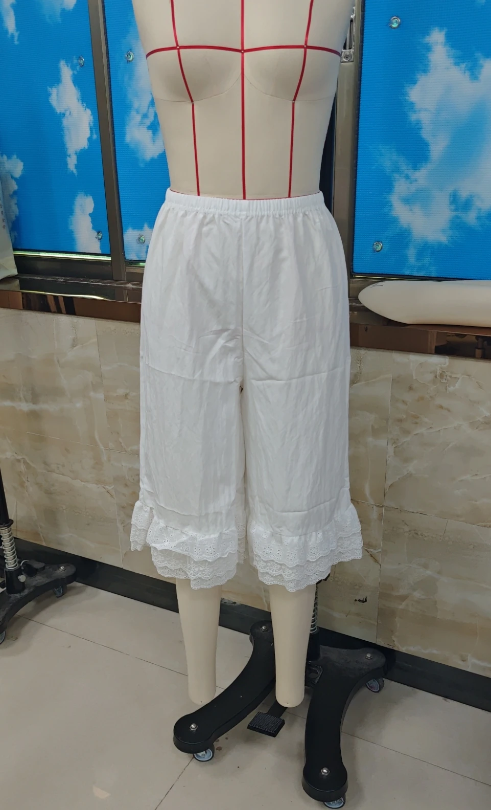 

Поднимите свой гардероб с помощью наших шикарных семиосятых брюк белого и черного цвета — доступны в размерах S, M, L и XL!