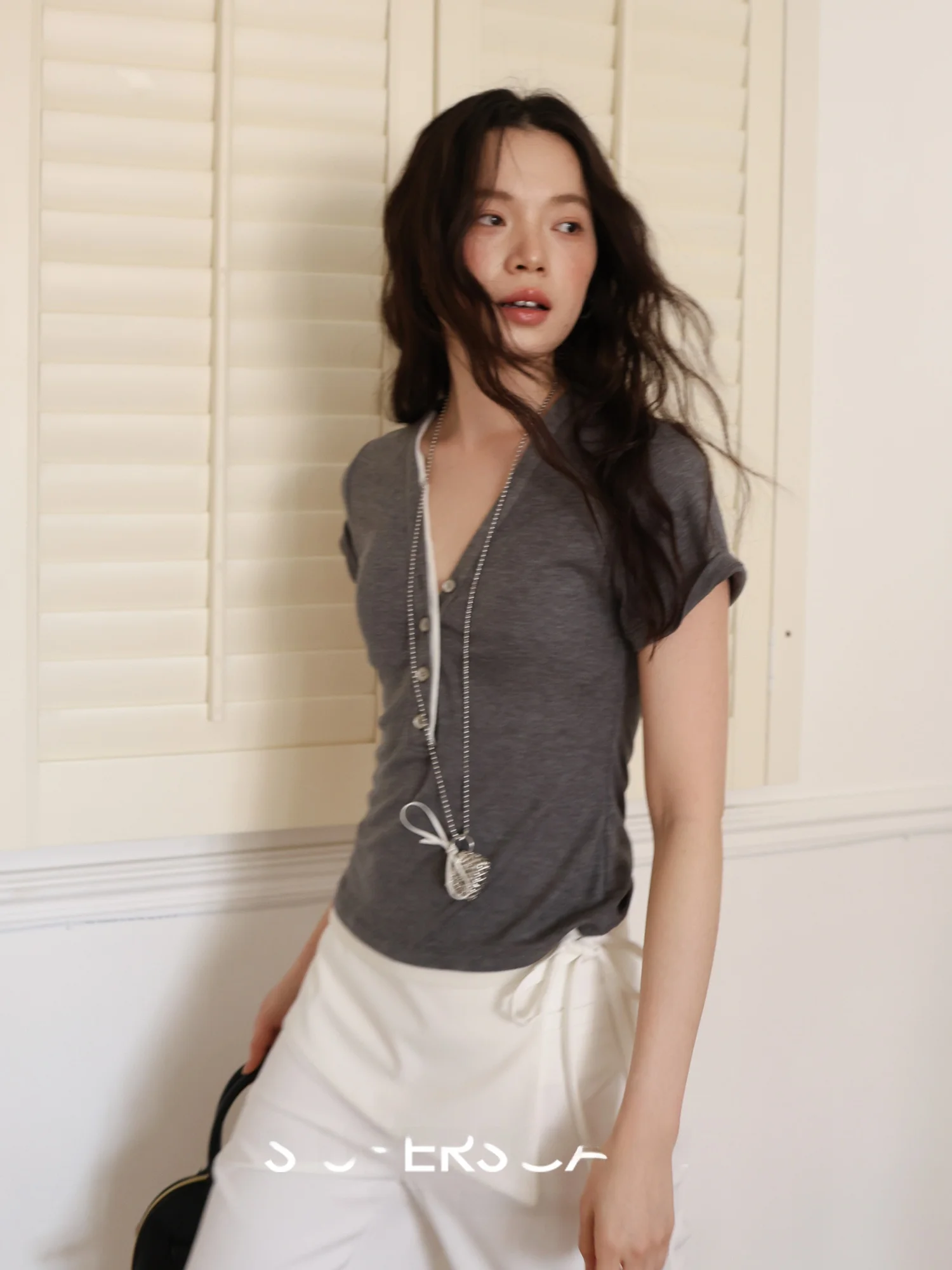 

Превосходная мягкая шелковая футболка с v-образным вырезом, женская футболка для поездок на работу, против морщин, шелковая ткань Rasele, обычный женский топ све