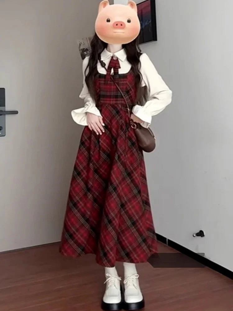 

Красный клетчатый комплект из двух предметов: юбка и топ на бретельках. Новинка ранней весны 2026 года. Элегантная одежда в студенческом стиле.