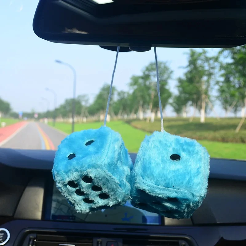 Coppia di dadi in peluche sfocati da appendere a specchio quadrato retrò con puntini per la decorazione dell'auto