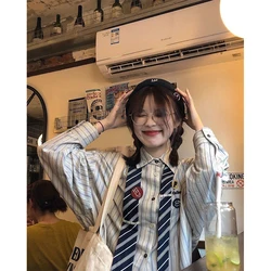 Camicie Vintage a righe con cravatta donna spilla Harajuku camicette a maniche lunghe oversize Streetwear coreano stampa Preppy top Casual larghi