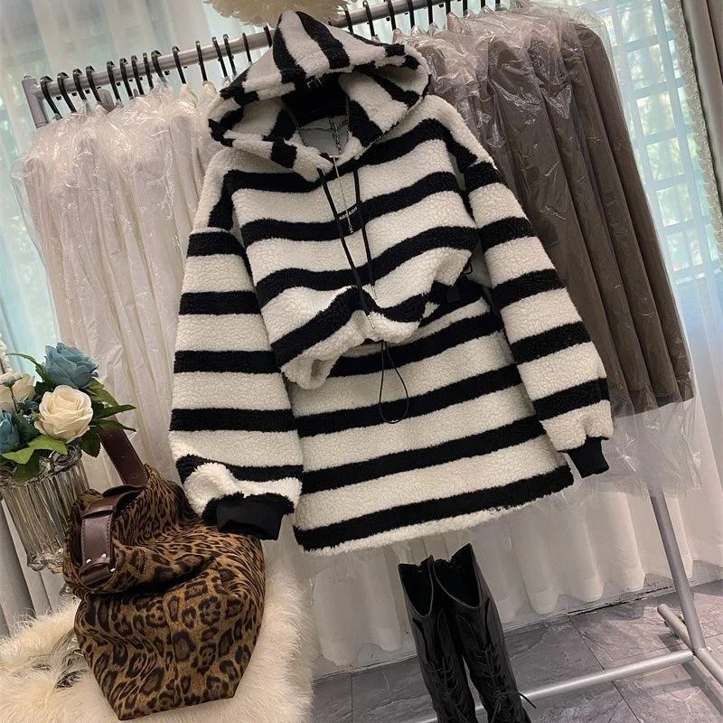 

Faionable Thiened Hooded Lamb Fur Sweatirt and Skirt Two-Piece Set Chic Winter Workwear Women's Ensemble Long Sleeved Loose Top