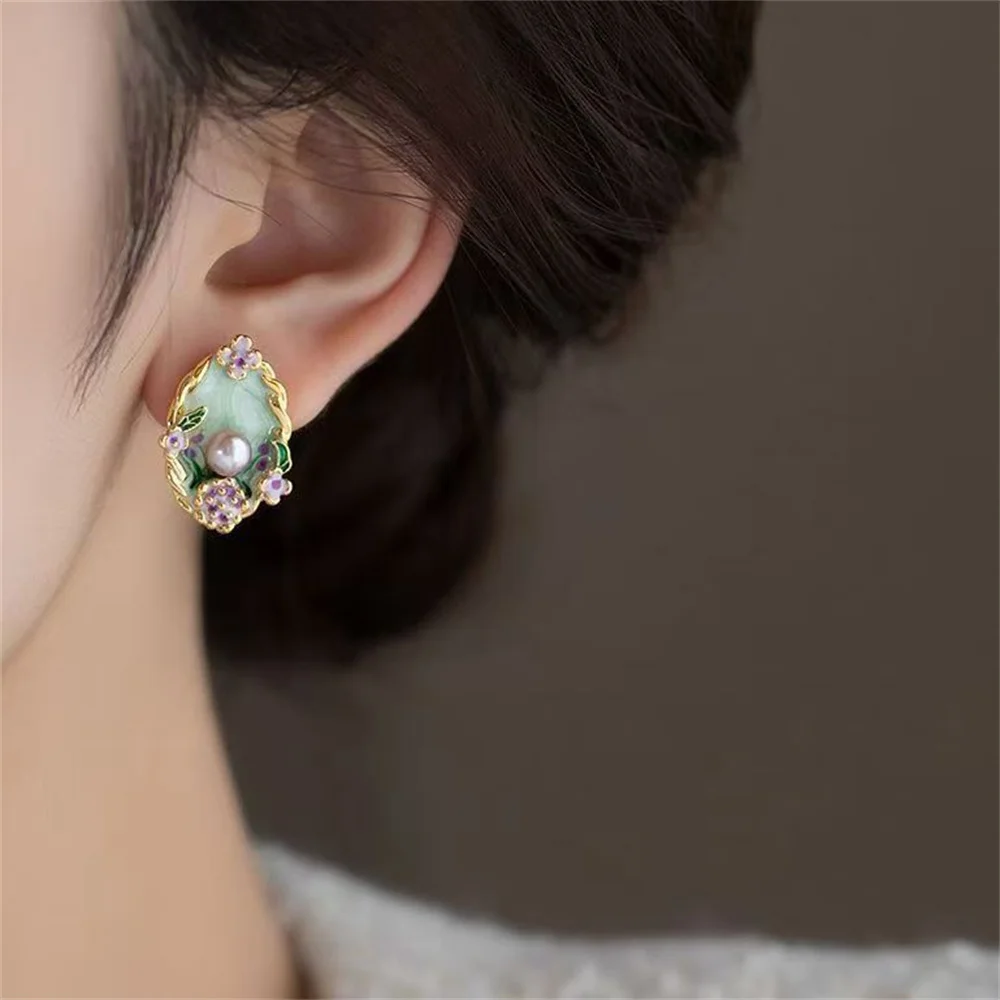 These are unique and elegant Monet Garden-inspired retro oil painting style stud earrings. They exude a sense of sophistication