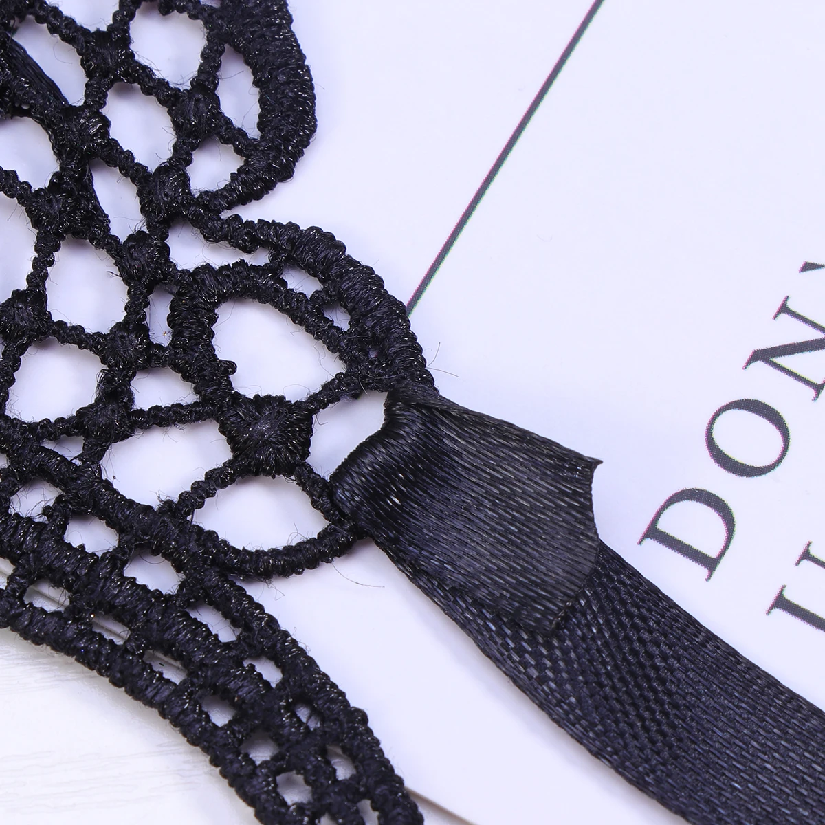 

1Pcs Lace Ball Party Eye Mask Premium Dazzle Color Hot Stamping Design Comfortable Ribbon Fit for Masquerade Carnival Halloween