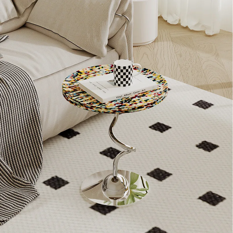 جانب الأريكة الإبداعية عدد قليل من طاولات القهوة الصغيرة المستديرة البسيطة بجانب السرير وطاولة غرفة النوم مصممة ركن غرفة المعيشة وعدد قليل من الشرفات والقهوة #3