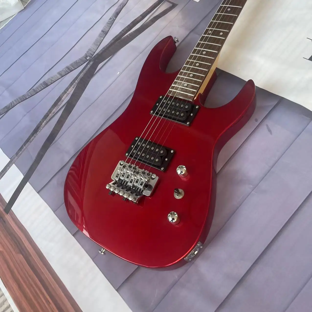 

B. C electric guitar split body electric guitar, metal red body, high gloss, rosewood fingerboard, maple track, open pickup, tre