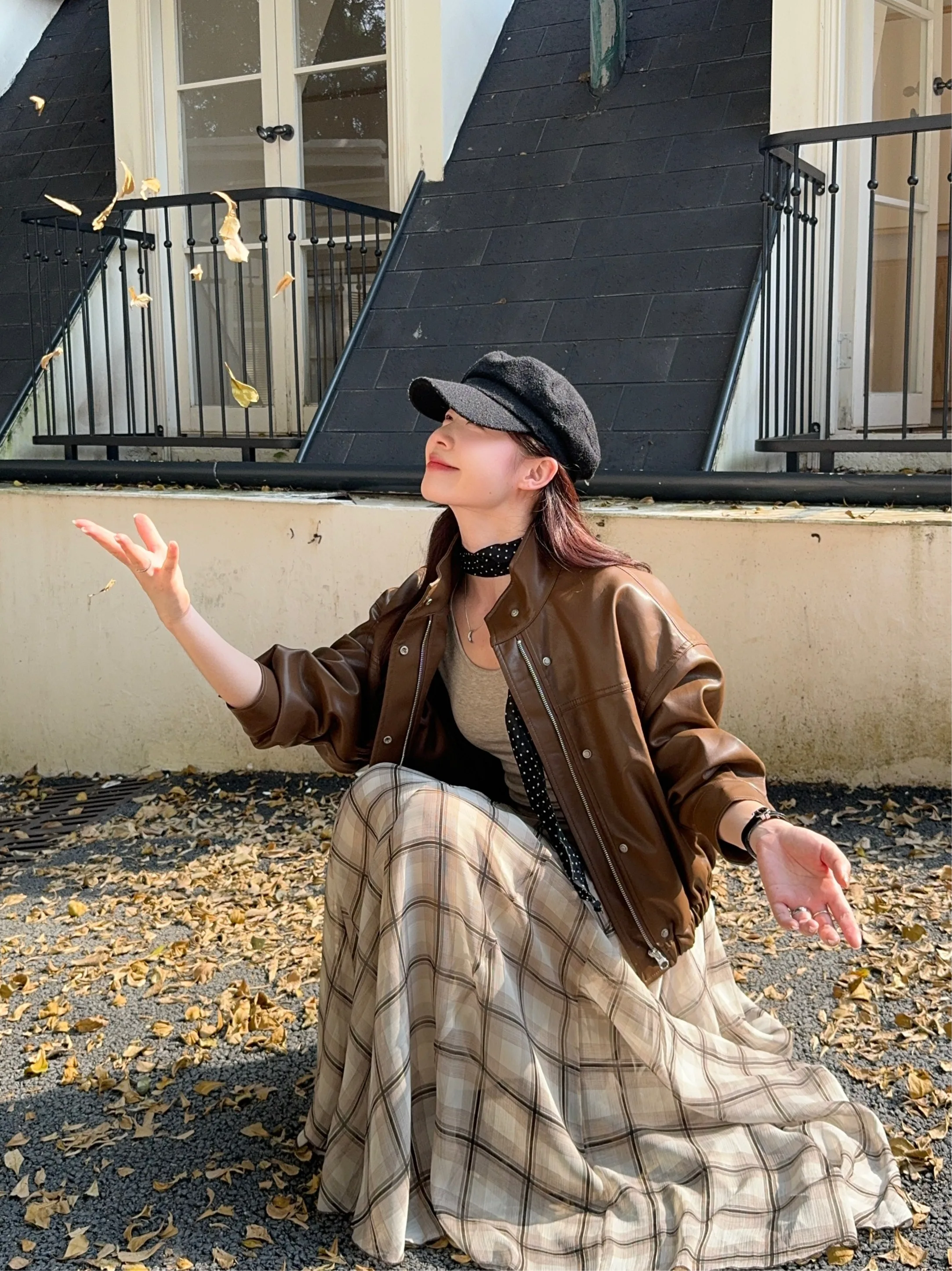 

Стильная кожаная куртка для женщин, весна 2026, повседневная, свободного кроя, с оригинальным дизайном, на молнии, с воротником-стойкой, с коротким рукавом